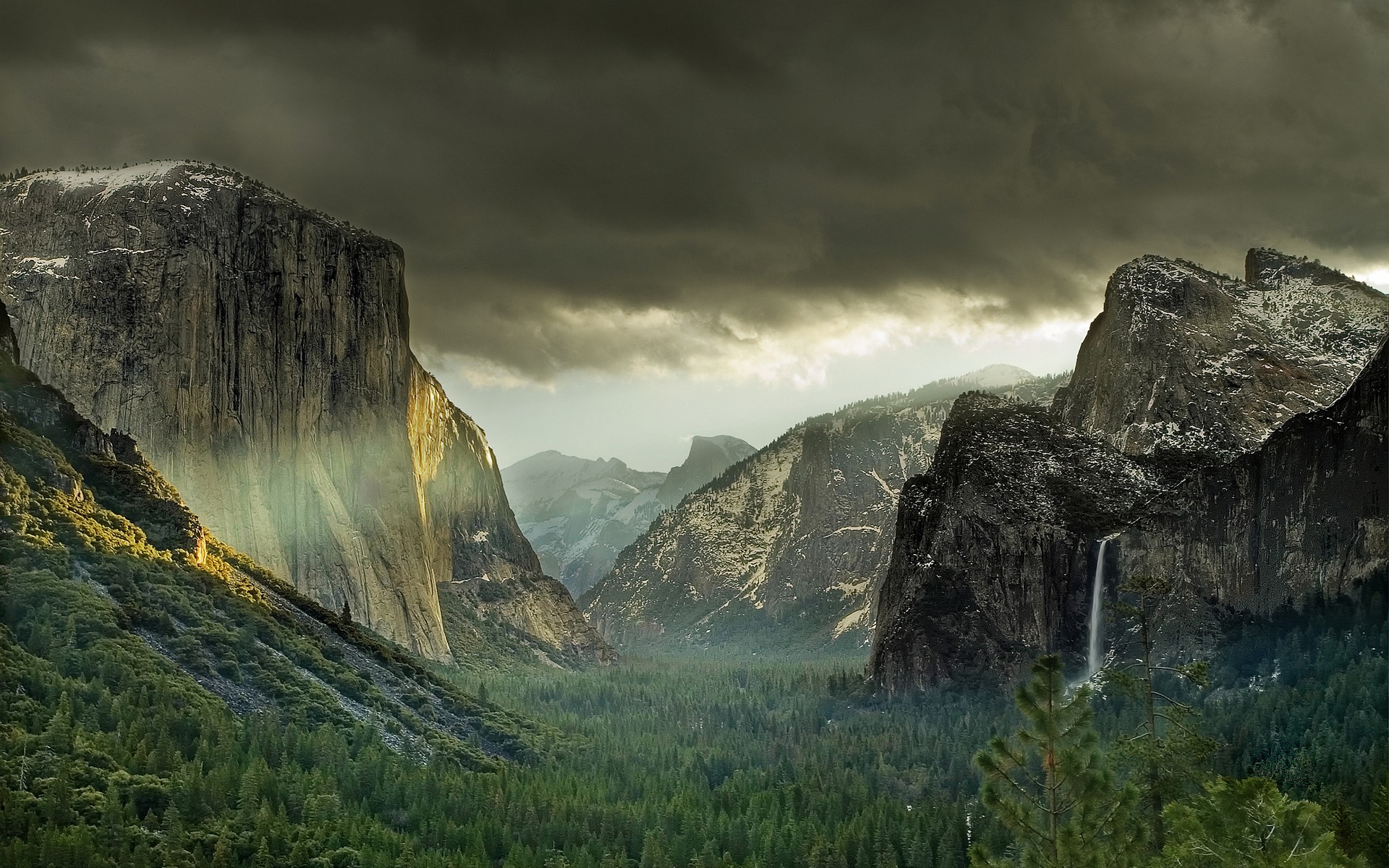 Nếu bạn muốn tận hưởng vẻ đẹp nơi tỉnh Yosemite, hãy trang trí màn hình của mình bằng ảnh nền HD của nó. Những tấm hình này sẽ cho bạn cảm giác như đang đứng giữa rừng cây mỏng manh, trước một dãy núi cao vút và những thác nước tuyệt đẹp. Hãy tải ngay ảnh nền HD Yosemite và bắt đầu khám phá vẻ đẹp thiên nhiên tuyệt vời này!