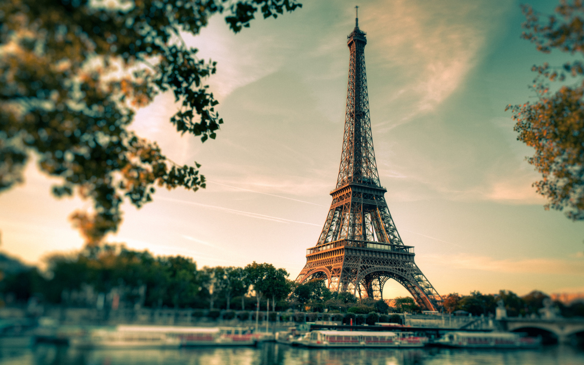 Tháp Eiffel luôn được coi là kỳ quan kiến trúc đẹp nhất thế giới. Hãy đến và chiêm ngưỡng hình ảnh tuyệt đẹp của tháp Eiffel vào từng giờ trong ngày và thấy sự độc đáo và uy nghi của kiệt tác này.