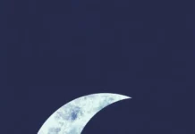 A cool simple crescent moon wallpaper.