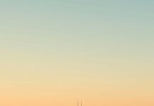 A clean iPhone background of Chicago cityscape featuring just the basics of the skyline and a soft gradient background.