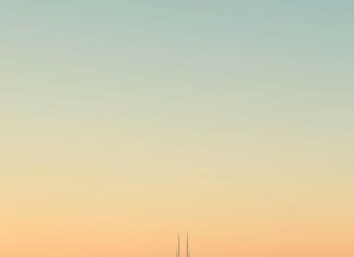 A clean iPhone background of Chicago cityscape featuring just the basics of the skyline and a soft gradient background.