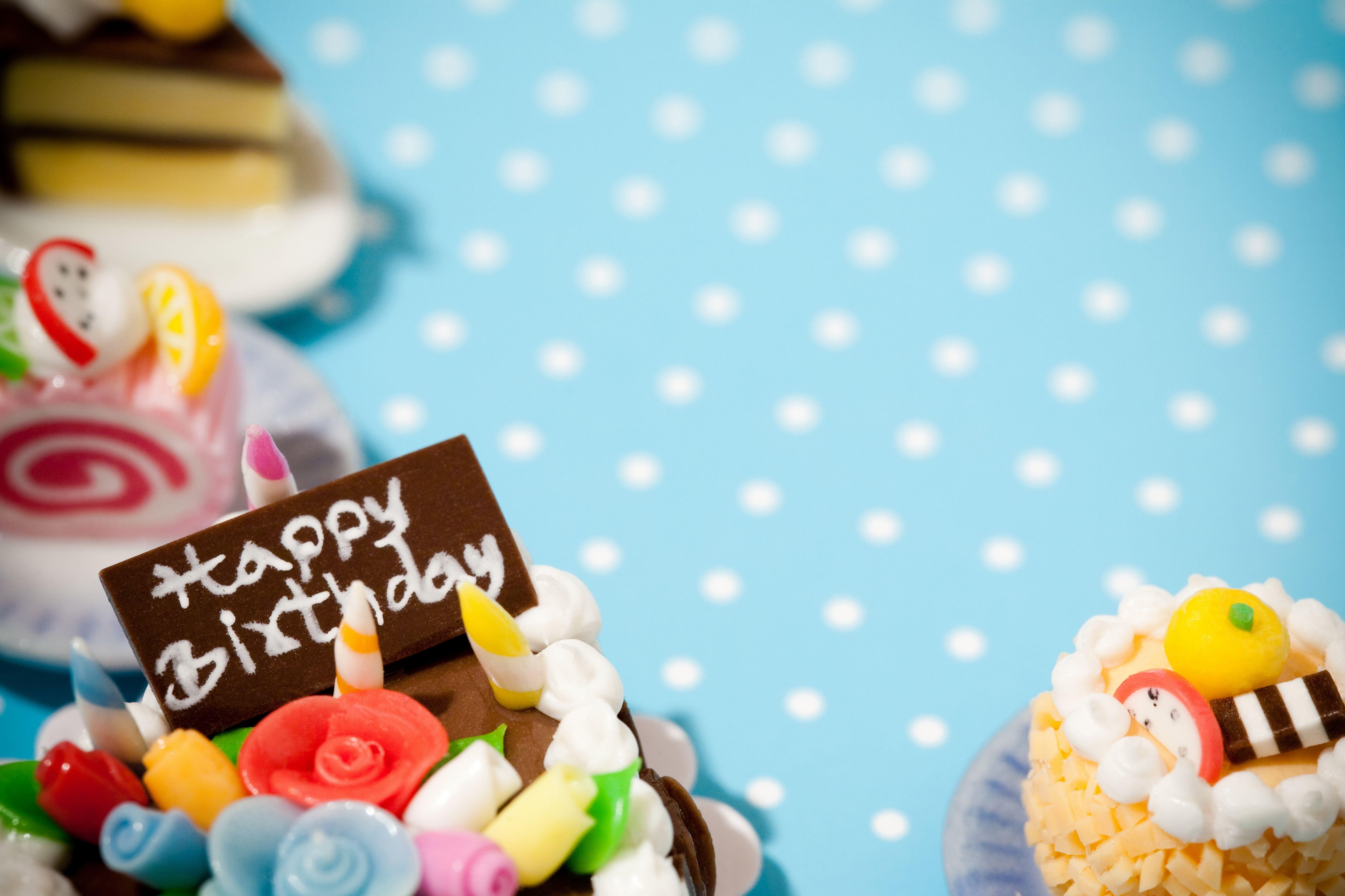 Hình nền bánh sinh nhật: Chắc chắn rằng bạn sẽ không muốn bỏ lỡ những mẫu hình nền bánh sinh nhật đẹp mắt và ngon làm nền tảng cho điện thoại hay máy tính của bạn. Hãy tìm kiếm những hình ảnh bánh độc đáo và bắt mắt để tôn lên sự đặc biệt của ngày sinh nhật.