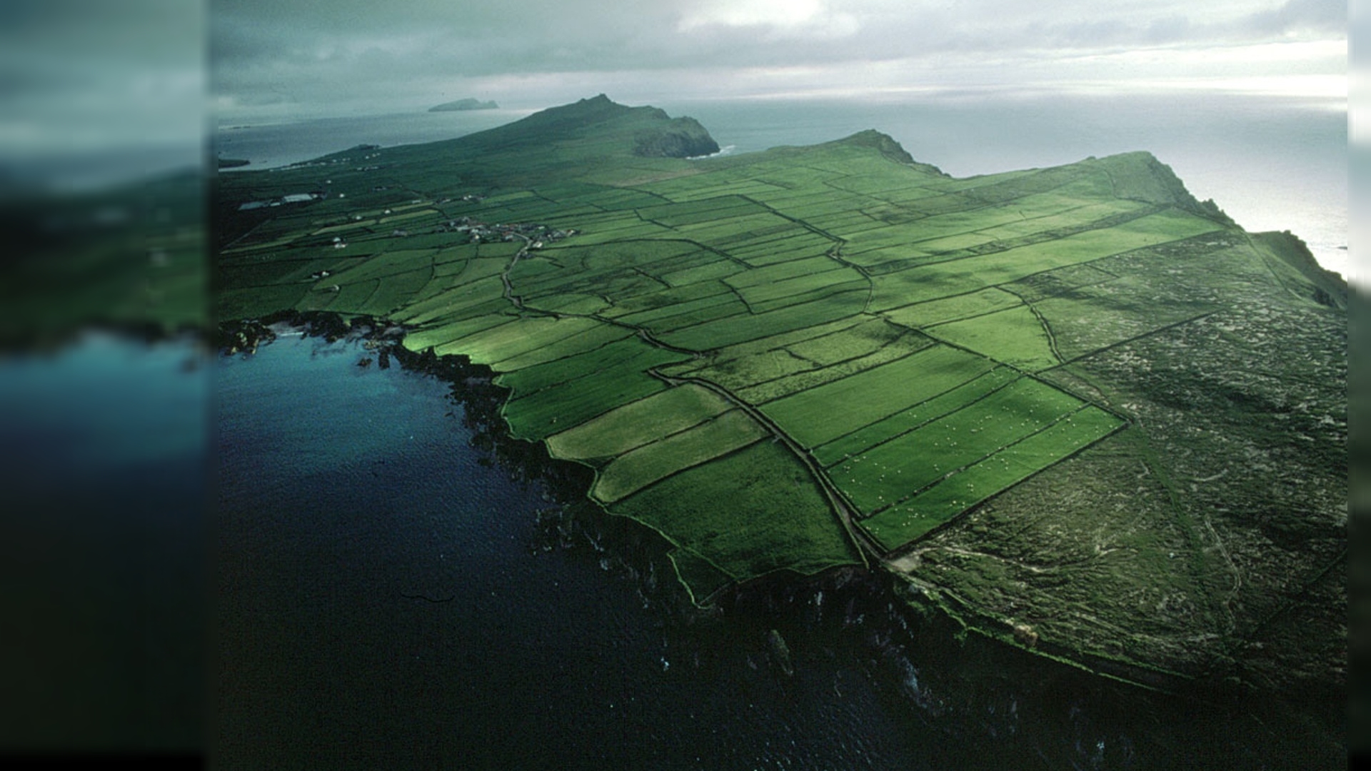 Hãy khám phá một không gian tươi mới với hình nền Irish Wallpaper HD đầy sắc màu và sinh động. Khung cảnh tuyệt đẹp từ Emerald Isle sẽ làm bạn say đắm và đưa bạn đến với vùng đất tuyệt vời của những bàn tay nghệ sĩ.